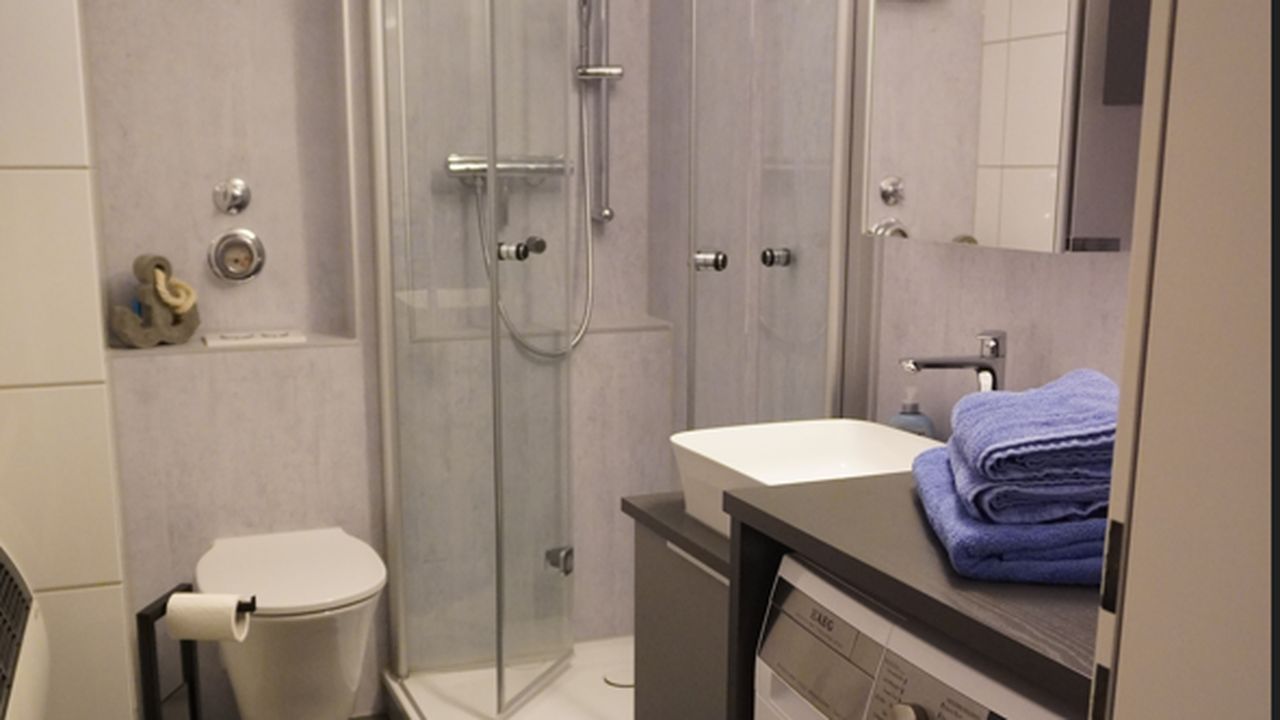 Bad mit Dusche Bad mit Dusche